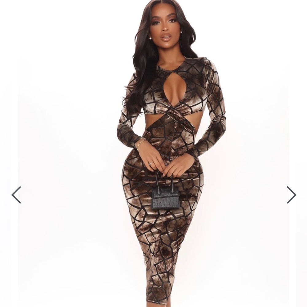 Beautiful Velvet MIDI Dress. Hugs ALL the curves!